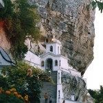 Вход в Свято-Успенский монастырь
